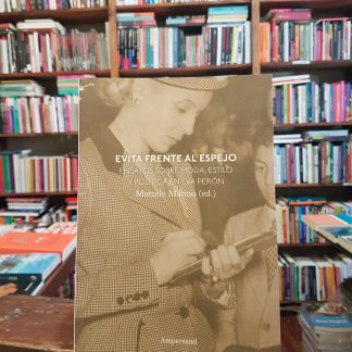 Evita Frente Al Espejo